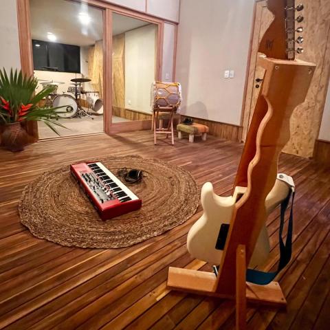 Guitarra, Piano y Tambor